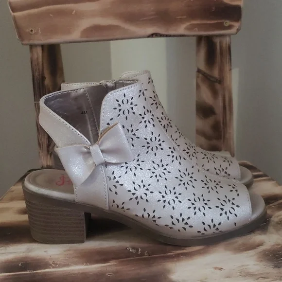 Big Girls Peep-Toe Sandals with Bow Accent Size 4M - Picture 2 of 14